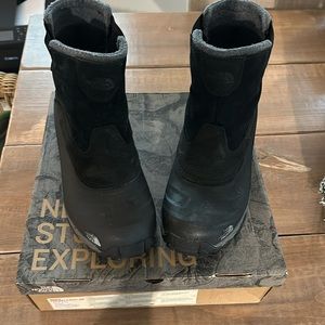 Size 11 North face Men’s Chilkat II pull on boots. Black